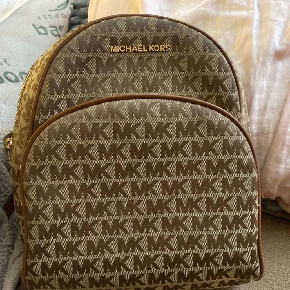 Im selling a mk bookbag used like new